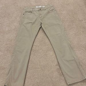 Wrangler Retro Slim Straight 5 pocket jeans in khaki. 32x32